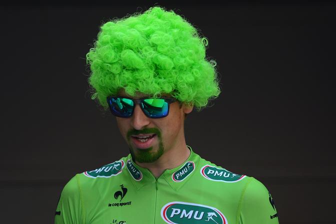 Peter Sagan, fenomeno in bici e sceso di sella, festeggia la maglia verde di Parigi con una parrucca in tinta. Afp